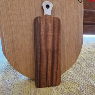Planche de Découpe Artisanale en Bois et Corne Longue – Pièce Unique