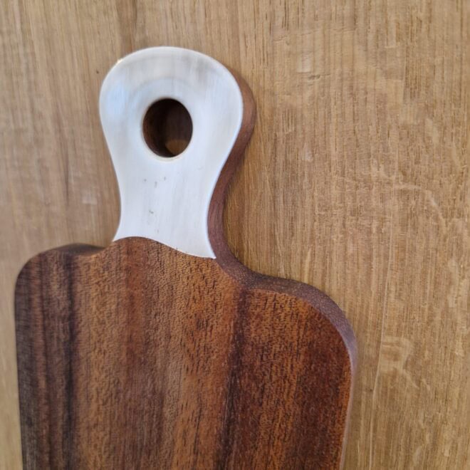 Planche de Découpe Artisanale en Bois et Corne Longue – Pièce Unique – Image 4