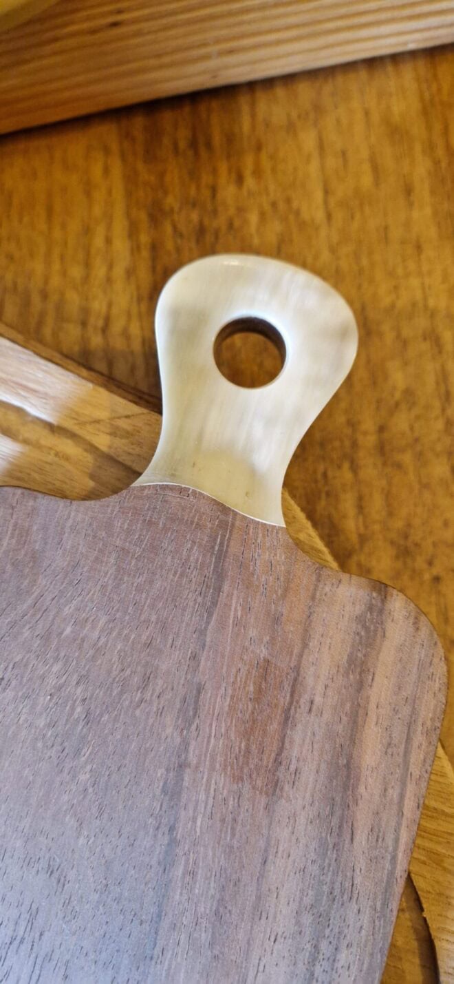 Planche de Découpe Artisanale en Bois et Corne Longue – Pièce Unique – Image 2
