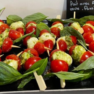 PLATEAU DE 20 MINIS BROCHETTES TOMATE MOZZARELLA DI BUFALA COULIS DE PESTO