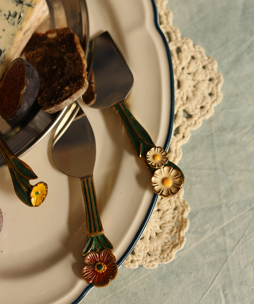 Ensemble de Couteaux à Fromage Posy – Artisanat Floral et Élégance Dorée - Doing Goods – Image 4
