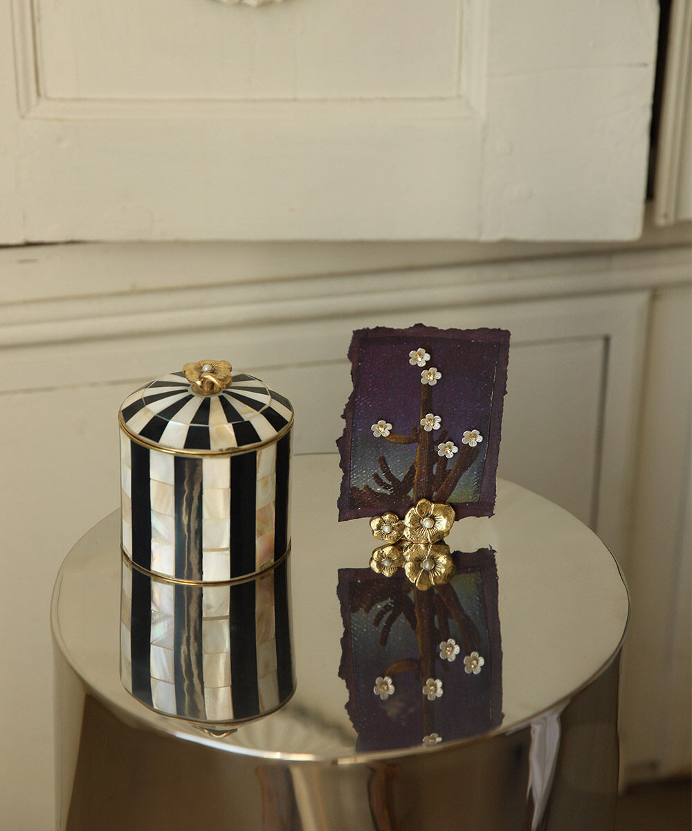 Porte-carte Zoey Fleur – Élégance dorée & détail perle - Doing Goods – Image 2