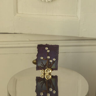 Porte-carte Zoey Fleur – Élégance dorée & détail perle - Doing Goods